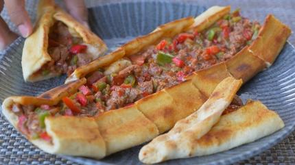 En kolay ve pratik kymal akam yemei: Mayasz kymal pide tarifi