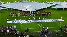 Sper Kupa manda anlaml pankart! ''ocuklar ve sivilleri ldrmeyin''