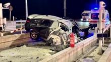 Kocaeli'de feci kaza... Otomobil bariyere arpt: 1 can kayb
