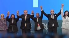 Rozetlerini Bakan Erdoan takt! 9 belediye bakan AK Parti'ye katld