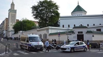 Fransa'da gece yars mescide saldr: Vatandalar alevleri sndrd