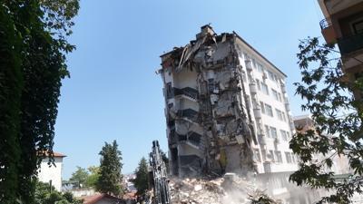 Sındırgı'da deprem sonrası tehlikeli binalar yıkılıyor