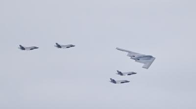 Trump gvde gsterisi yapt! Putin'e B-2, F-35 ve F-22'li karlama