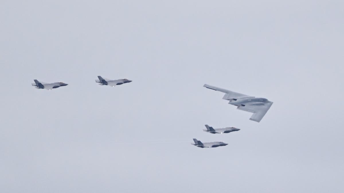 F-35 SAVA UAKLARI F-22 bombardman ua trump fotoraflar resimleri