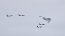 Trump gvde gsterisi yapt! Putin'e B-2, F-35 ve F-22'li karlama