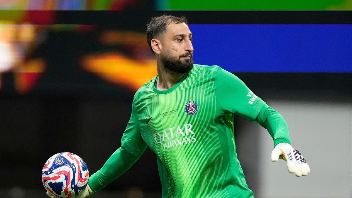 Gary Neville Donnarumma Martinez fotoraflar resimleri