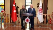 Milli Savunma Bakan Gler, Orgeneral Bayraktarolu ile bir araya geldi