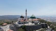 Depremlerde hasar alan Hz. Ukkae Trbesi yeniden ziyarete ald