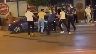 zmir'de polise saldr! 2 kii tutukland