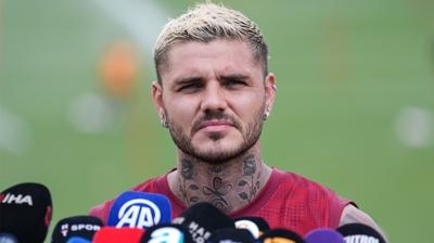 Ne yaptn sen Mauro Icardi! Taraftara kafa atmt: Ortalk ykld