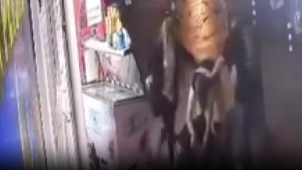 Kavga sokaa tat! Yere den ahs kadn byle tekmeledi