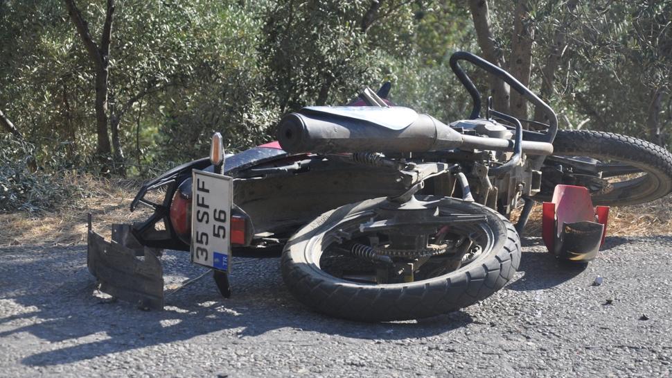 İzmir'de pikapla motosiklet çarpıştı: Ölü ve yaralılar var