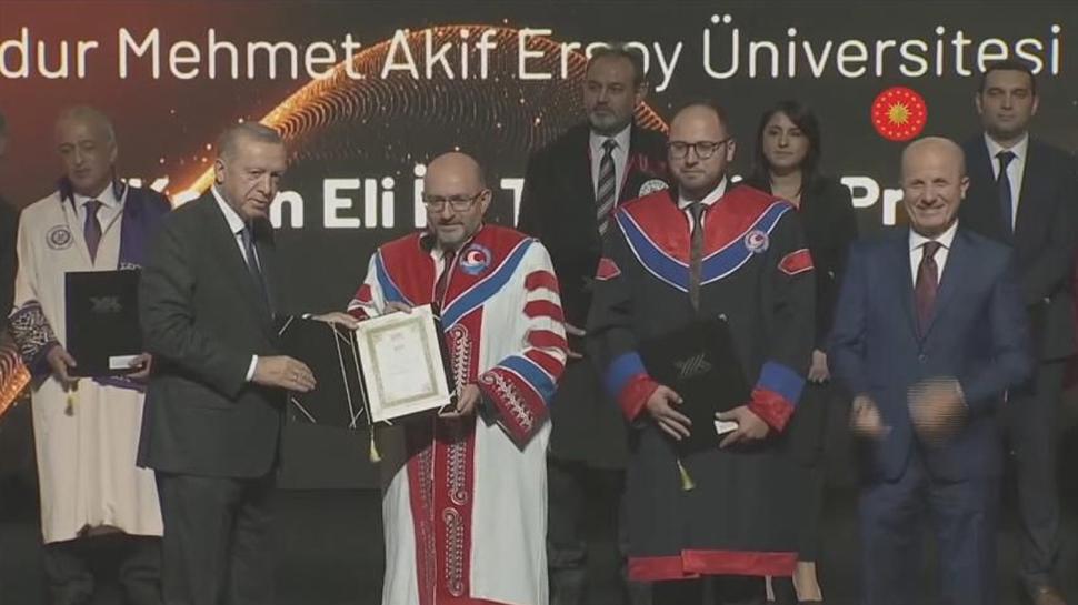 Rektörlüğünü yaptığı üniversitenin öğrencisi oldu