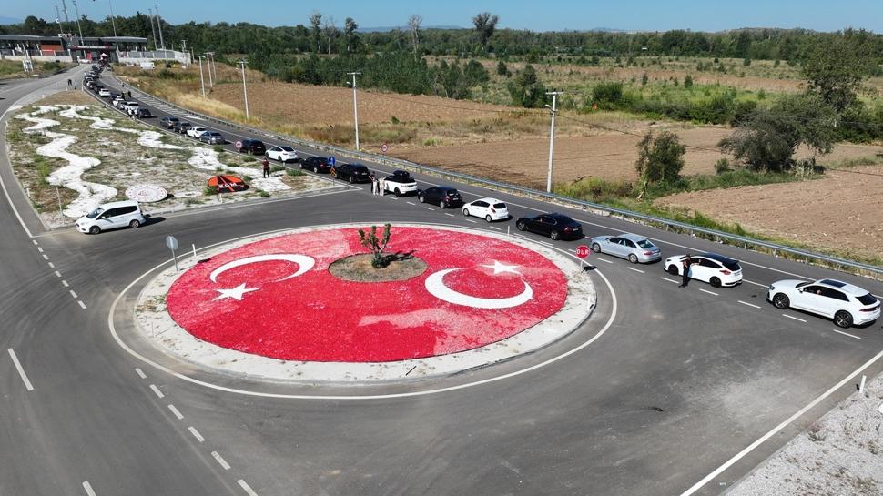 Hasretle geldiler, hüzünle ayrılıyorlar: Gurbetçilerin dönüşü devam ediyor