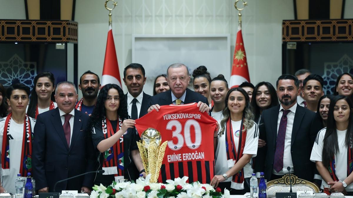 Erdoan Yksekovaspor KadnFutbol CumhurbakanlKabul FutbolTakm Klliye fotoraflar resimleri
