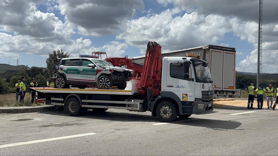 İstanbul'da tır jandarma aracına çarptı: 5 yaralı