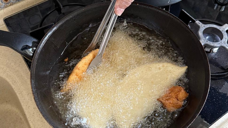 Kahvaltıya zar gibi incecik çi börek tarifi! Yağ çekmeyen çi böreğin püf noktası kızgın yağ