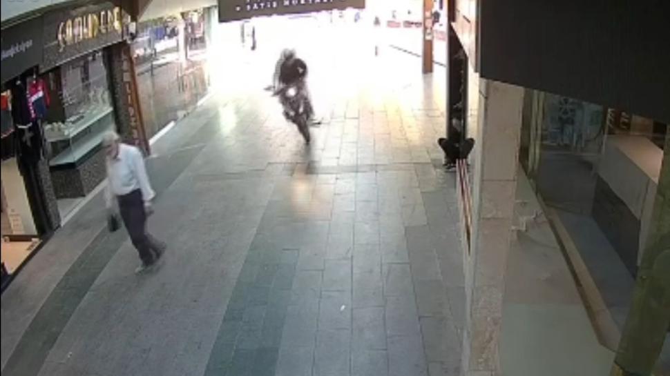 Motosiklet sürücüsü ölümden döndü... Önce rögara sonra yayaya çarptı