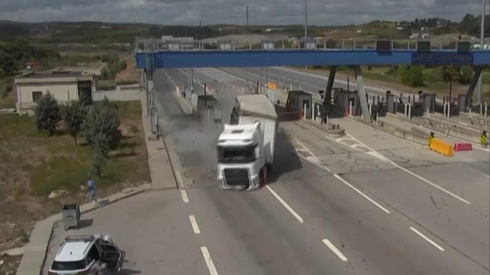 Tır, önce gişelere sonra jandarma aracına böyle çarptı
