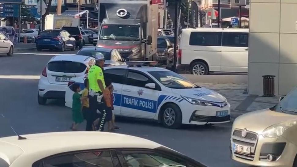 Trafik polisi o hareketi ile miniklerin kahramanı oldu: Yürek ısıtan anlar kamerada