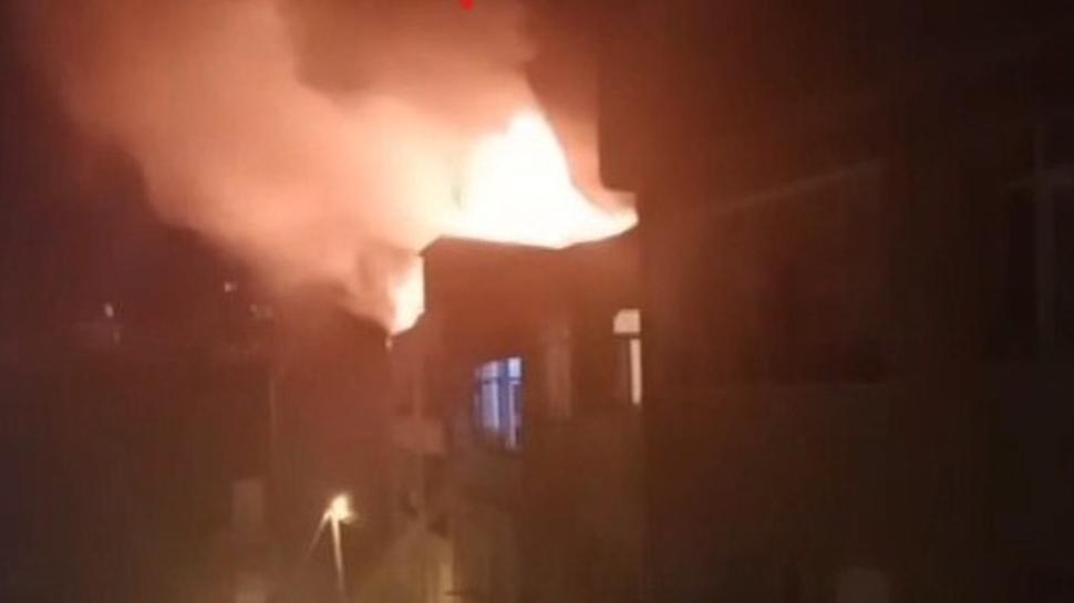 Beyoğlu'ndaki binada patlama sonrası yangın çıktı