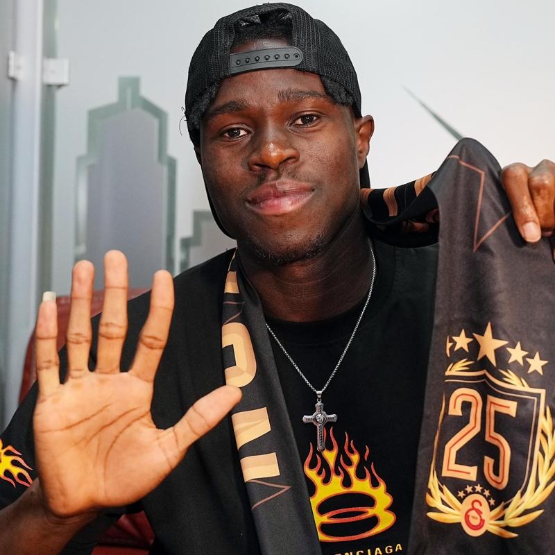 Galatasaray'n 7. Fildii Sahilli futbolcusu Wilfried Singo oldu