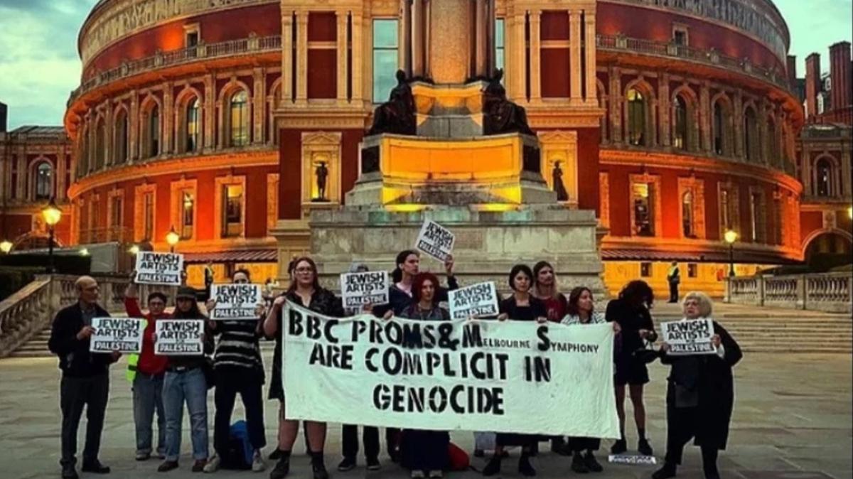 Filistin Gazze Eylem Destek BBC Yahudi Sanatlar fotoraflar resimleri