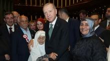 Zafer Bayram zel Konseri programna katlan Bakan Erdoan, Erzurumlu efika nine ile sohbet etti
