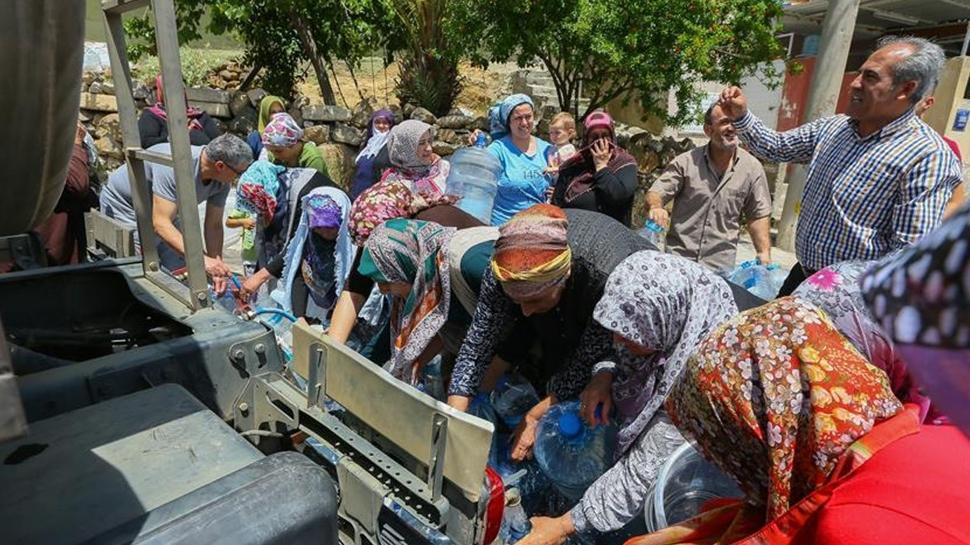 CHP'li zmir'de 32 saatlik su krizi: Vatandalar eme kuyruklarna mahkum oldu