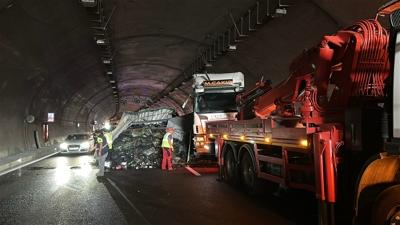 Riva Tneli'nde kaza... Kuzey Marmara Otoyolu'nda trafik kilitlendi