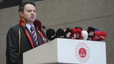Akn Grlek'in evinin nnde hareketli anlar... 2 kii yakaland