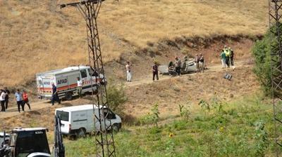 Hakkari'de pikap arampole devrildi: 2 l, 1 yaral