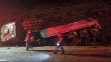 Adana'da kamyon arampole devrildi: 1 can kayb