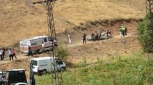 Hakkari'de pikap arampole devrildi: 2 l, 1 yaral