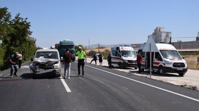 Manisa'da zincirleme trafik kazas: Yarallar var