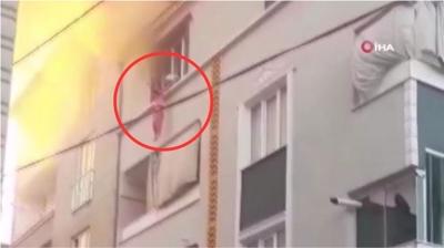 Yrekleri aza getiren anlar kamerada! Anneanne torununu camdan atp kurtard