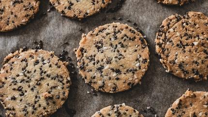 3 malzemeden 15 dakikada tuzlu kurabiye tarifi: Haftalarca bayatlamyor, kyr kyr oluyor