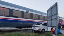 Yolcu treni otomobile arpt: 1 yaral