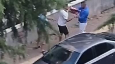Aabeyini darp edeni baklad! O anlar kamerada
