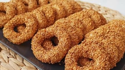 ayn en lezzetli i birlikisi! Tuzlu kandil simidi tarifi, unu azar azar ekleyin