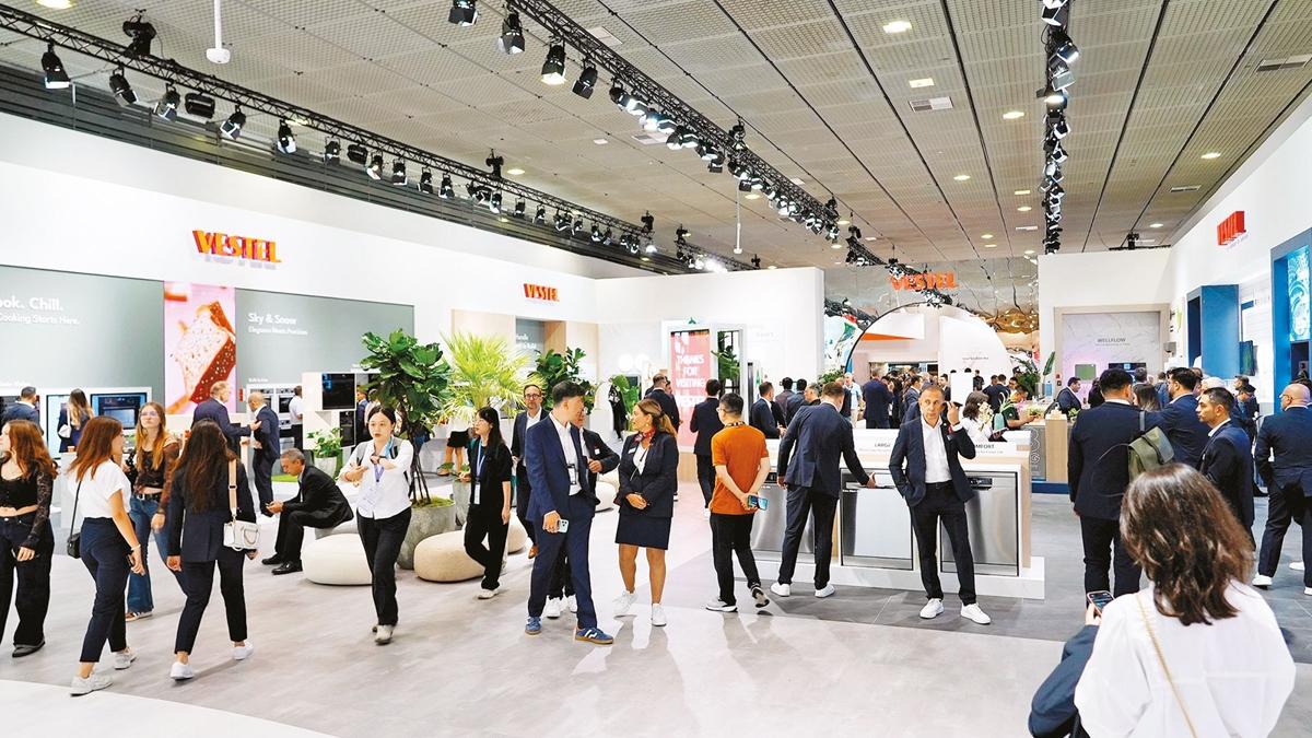 IFA Berlin  Vestel 460  Yapay zeka robotlar Holgrafik ekranlar fotoraflar resimleri