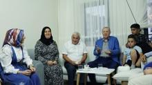 Bakan Erdoan, depremzede aileyi yeni evlerinde ziyaret etti