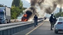 Elaz'da seyir halindeki otomobil alev ald