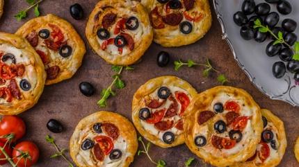 Kahvaltya 10 dakikada hazr mini pizza tarifi! Tm gn tok tutuyor