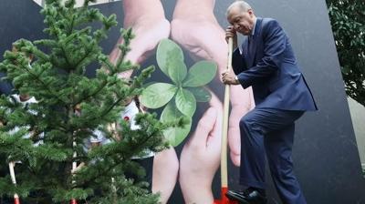 Bakan Erdoan, rencilerle fidan dikti