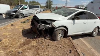 Yola kontrolsz giren kamyonet, arpt otomobili kar yola frlatt