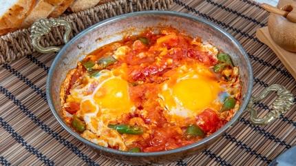 Azda kaymak gibi eriyen menemen tarifi! Sulu, krmz ve lezzetli