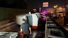 Ayvansaray'da minibs bariyerlere arpp devrildi