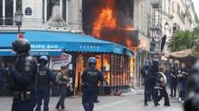 Fransa'da Macron'a tepkiler byyor... Gstericiler polisle att