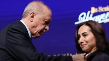 Rozetini Bakan Erdoan takt! AK Parti'ye geen Grzel'den ilk mesaj